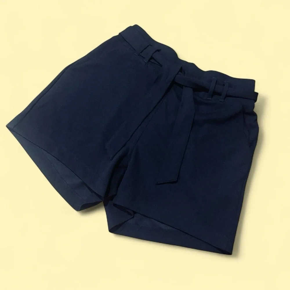 Gathered High-Waisted Black Shorts Medium